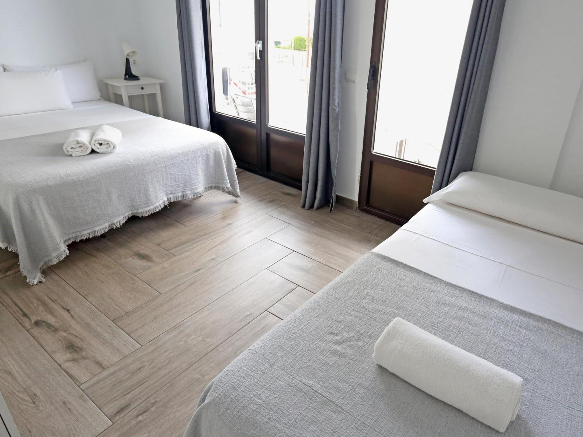 Hostal Costa อิบิซาทาวน์ ภายนอก รูปภาพ