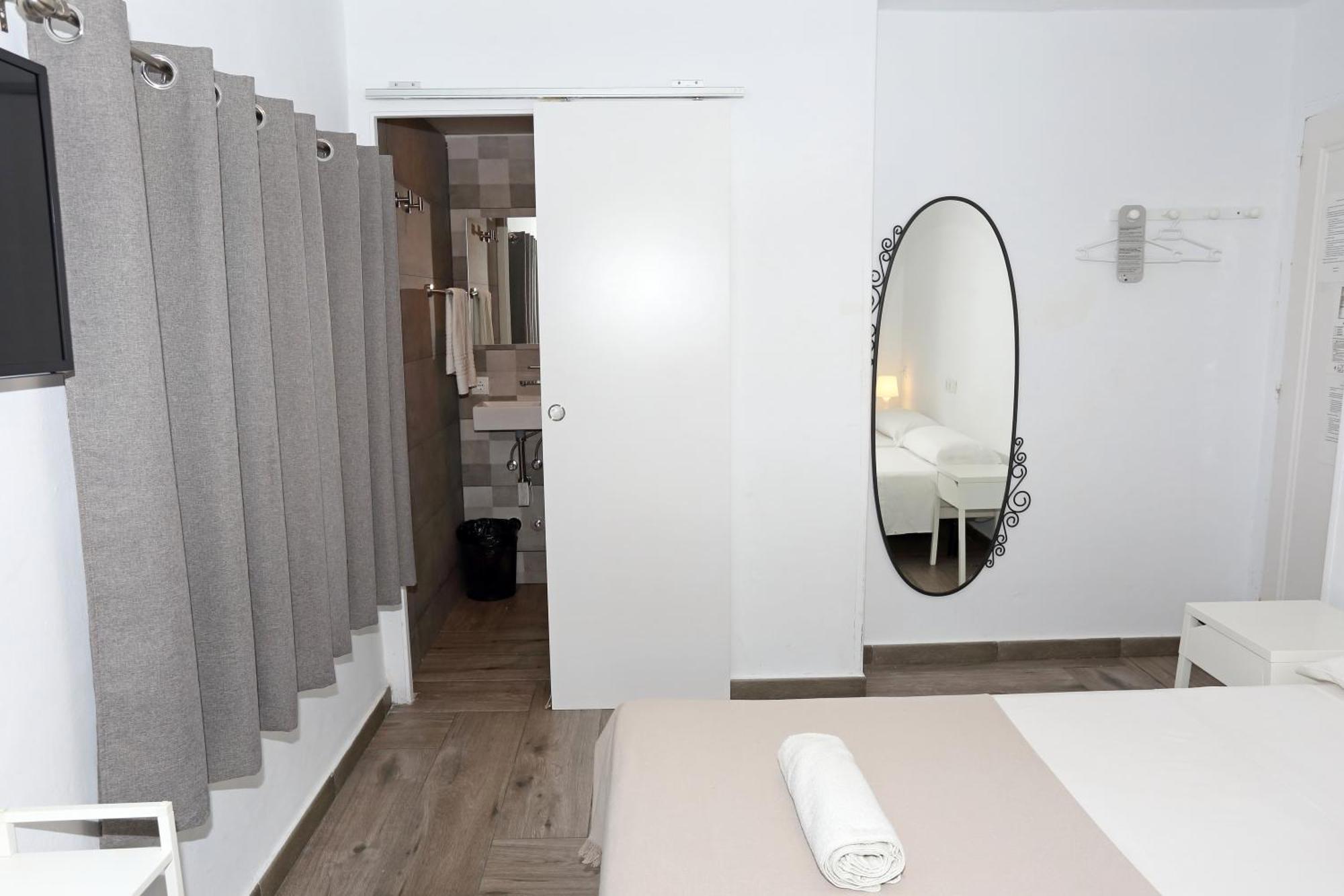 Hostal Costa อิบิซาทาวน์ ภายนอก รูปภาพ